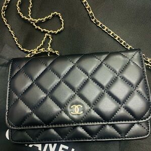🖤✨ 😍 CHANEL Black Quilted Clutch Top wallet with Gold Chain Vegan leather